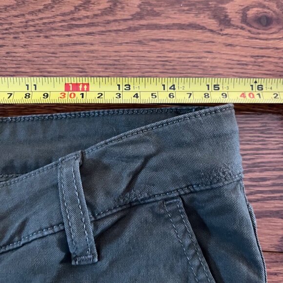 Guess Women's Green Cargo Shorts - Picture 4 of 14